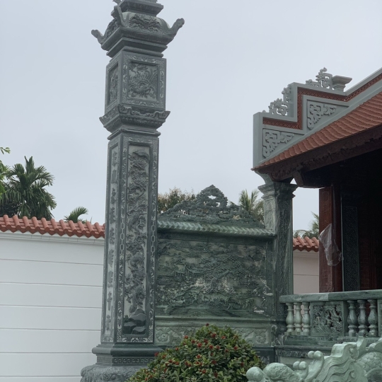 Cột đồng trụ đá xanh rêu