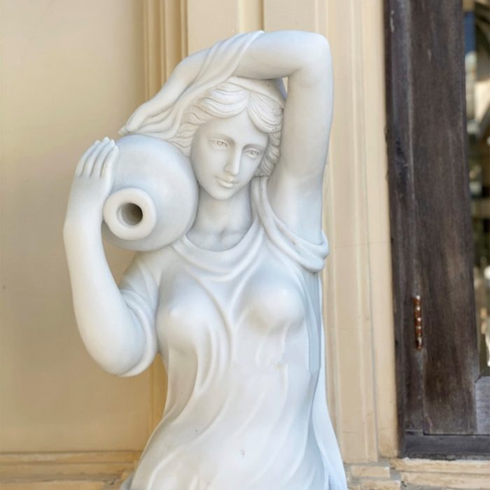 Tượng cô gái đổ nước